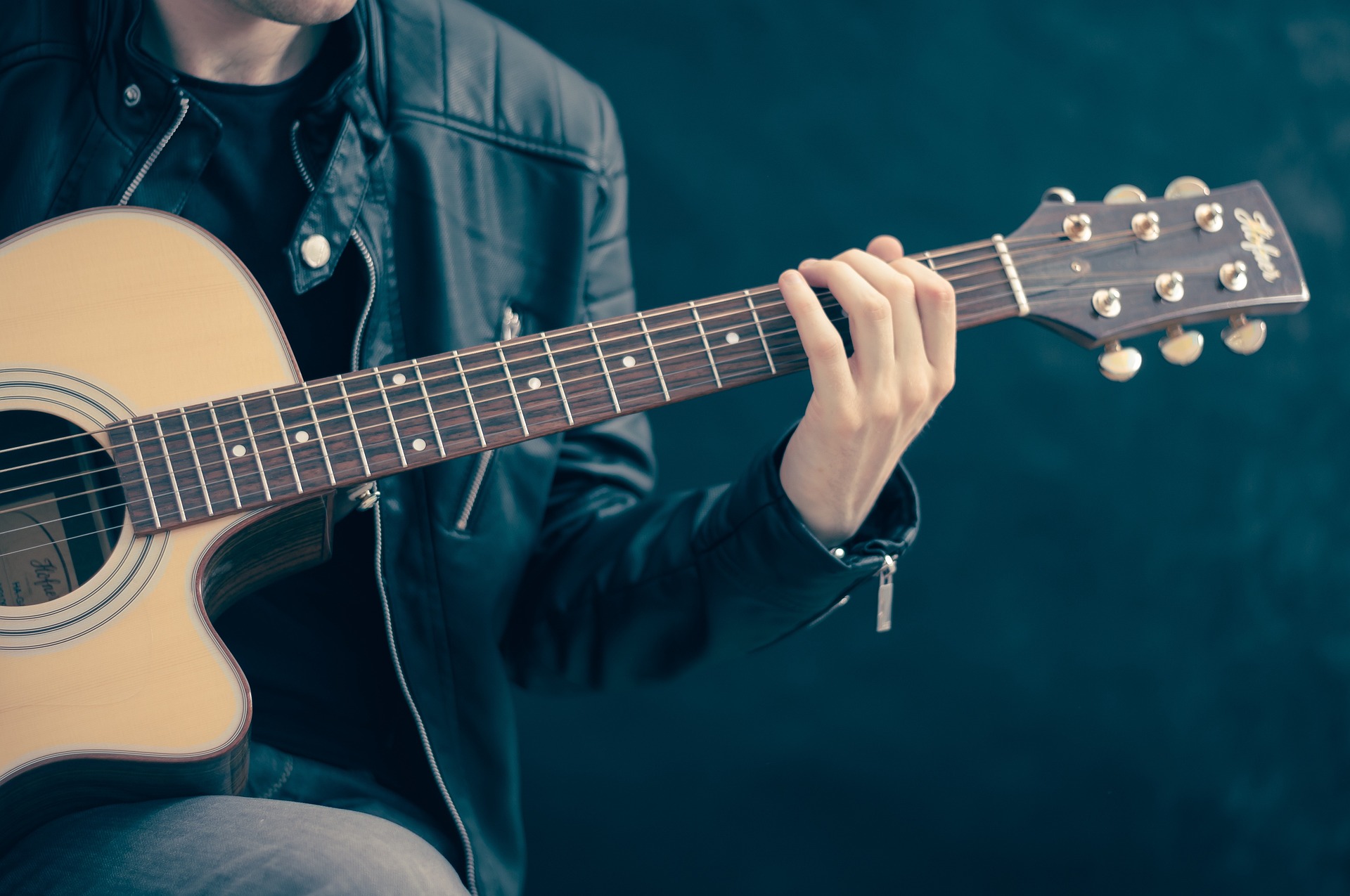 ピアノやギターの弾き語りも！ラジオで生演奏が楽しめる音楽番組